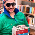 Aly Goni Instagram - Guys DnD bohot padai karni hai 😂😂 Ps- @afaq_giri bhai forced me to click this picture because he wanted me to see with books once 🤣🤣