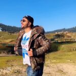 Aly Goni Instagram - Favourite song in my favourite place ❤️ Tell me you fav line from this song 😍 @jasminbhasin2806 @gippygrewal @bpraak @jaani777