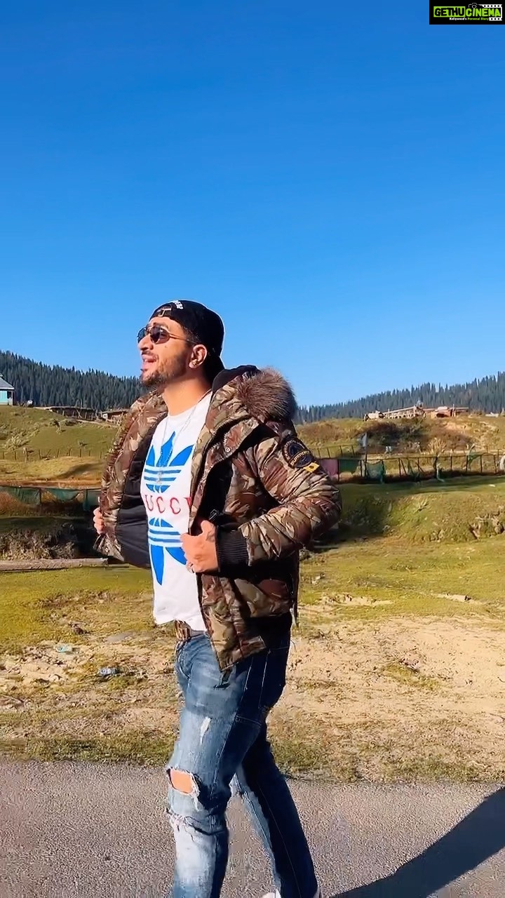 Aly Goni Instagram - Favourite song in my favourite place ❤️ Tell me you fav line from this song 😍 @jasminbhasin2806 @gippygrewal @bpraak @jaani777