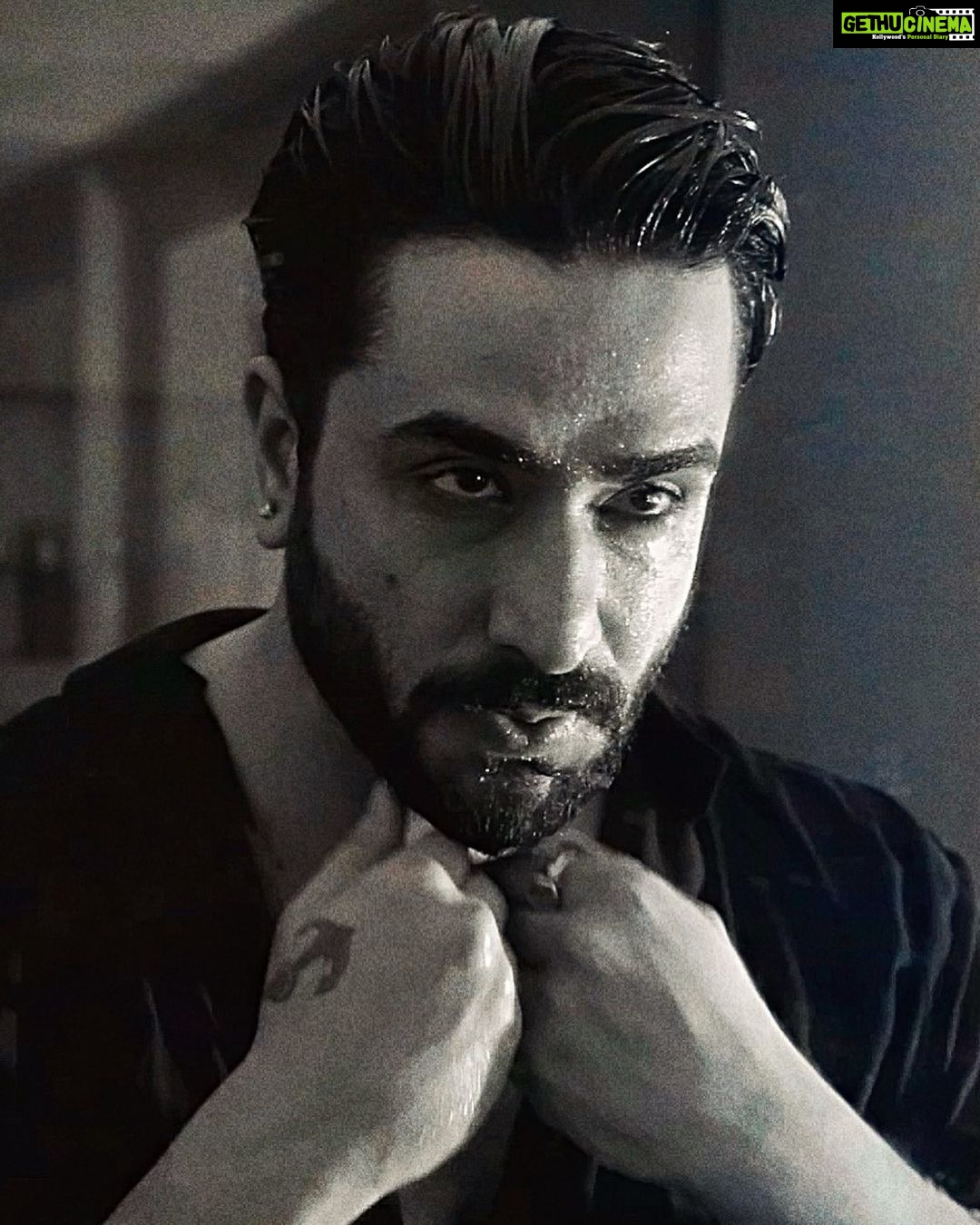 Aly Goni Instagram - Yeh mein hu ya koi aur hai… 🎭