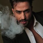 Aly Goni Instagram - Asaani se toot jau woh insaan thodi hu, Sab ko pasand aajau bhagwaan thodi hu.. 🎭