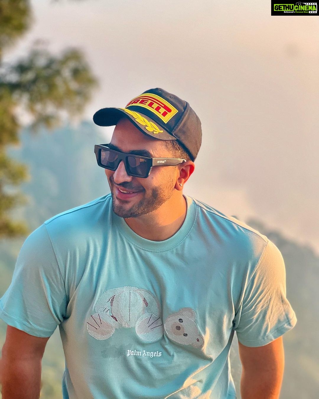 Aly Goni Instagram - “Ek hunar hai chup rehne ka.. Ek Aib hai keh dene ka” 🎭