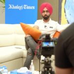 Ammy Virk Instagram - @ammyvirk today at @khaleejtimes office for the interview before the show for the final touch. Are you guys ready ??? Also we’re so happy to announce that the tickets has been sold out! Thank you everyone for the support. We will make sure tomorrow’s is the biggest musical night ever in Dubai🤩🇦🇪 See you at World Trade Centre Dubai from 9 PM Onwards😁🎫 Dubai, United Arab Emiratesدبي