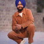 Ammy Virk Instagram - Annhi dea mazaak ae ❤️ First song KUNNDHI MUCCH Will be out day after tomorrow ❤️ Movie releasing on 21st april ❤️ DASTAR @beant_mavi ji wallon sajaayi gyi ae ❤️