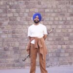 Ammy Virk Instagram - Annhi dea mazaak ae ❤️ First song KUNNDHI MUCCH Will be out day after tomorrow ❤️ Movie releasing on 21st april ❤️ DASTAR @beant_mavi ji wallon sajaayi gyi ae ❤️