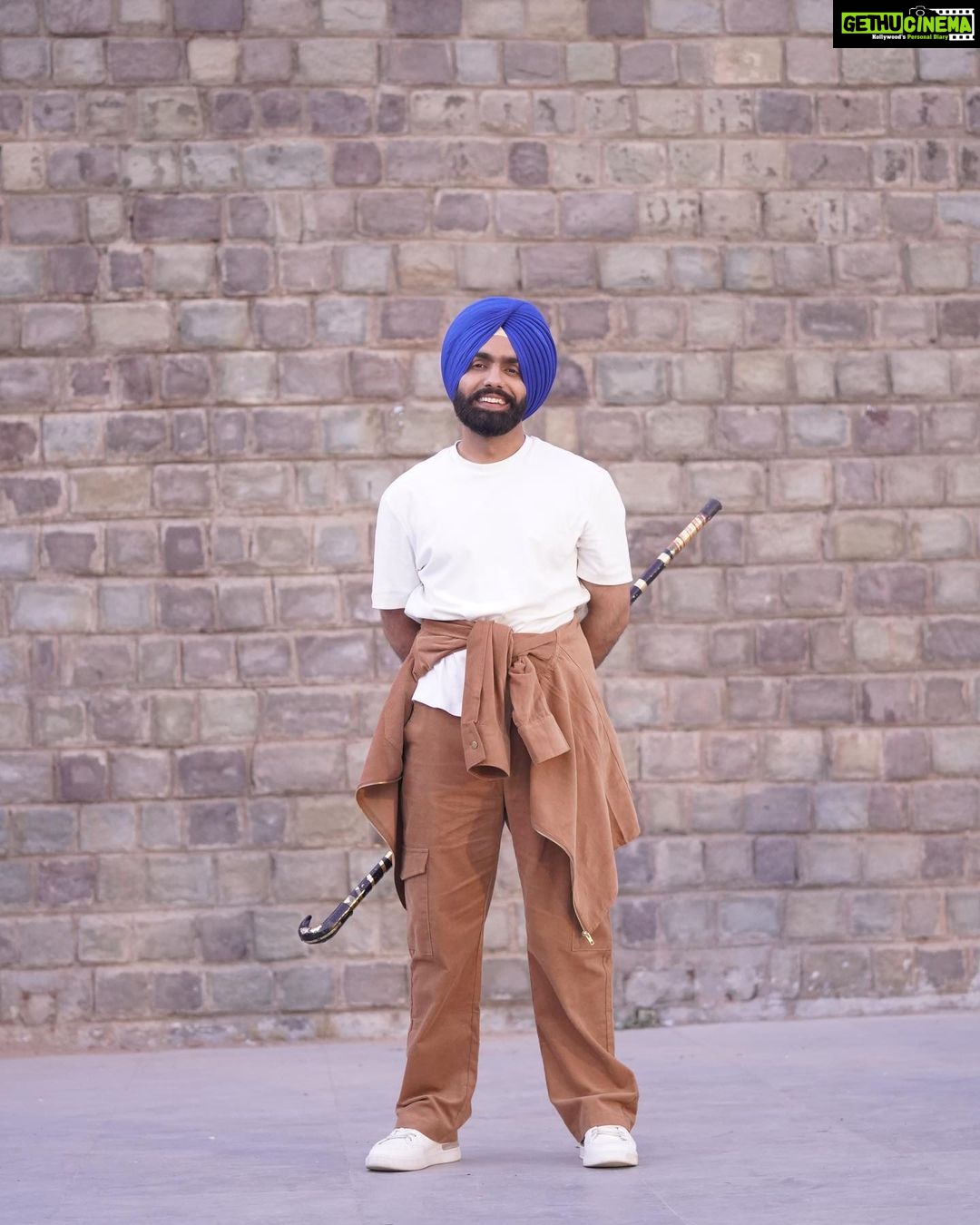 Ammy Virk Instagram - Annhi dea mazaak ae ❤️ First song KUNNDHI MUCCH Will be out day after tomorrow ❤️ Movie releasing on 21st april ❤️ DASTAR @beant_mavi ji wallon sajaayi gyi ae ❤️