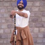 Ammy Virk Instagram - Annhi dea mazaak ae ❤️ First song KUNNDHI MUCCH Will be out day after tomorrow ❤️ Movie releasing on 21st april ❤️ DASTAR @beant_mavi ji wallon sajaayi gyi ae ❤️