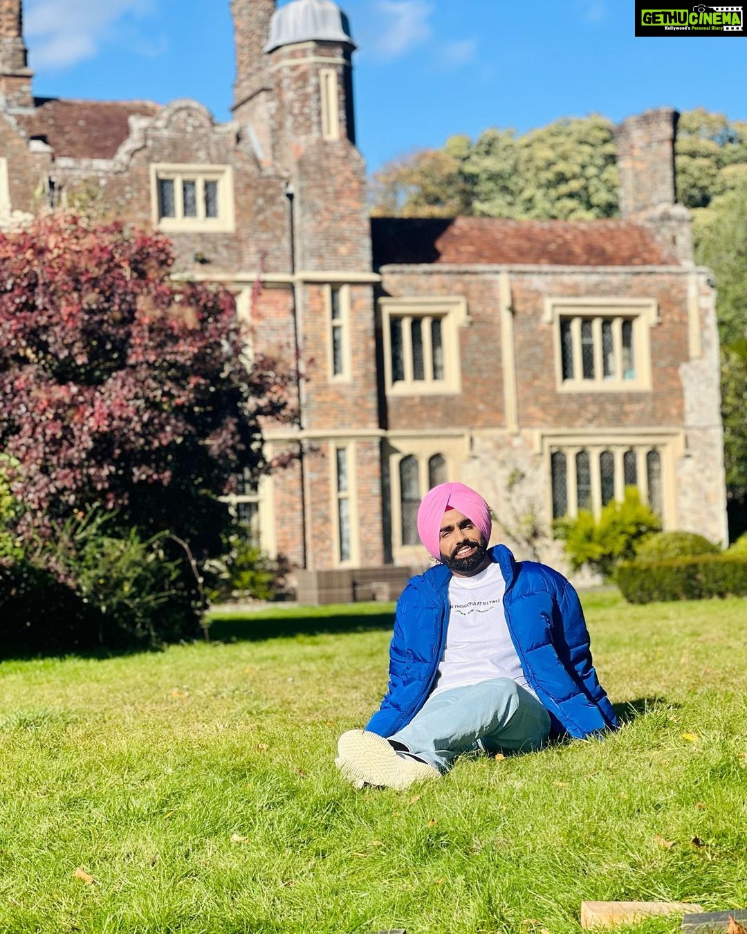 Ammy Virk Instagram - Annhi dea mazaak ae…❤️… Trailer will be out on 6th april at 6pm… jni k parson shama nu ❤️….. We love u sajjno ❤️.. @rakeshdhawan_