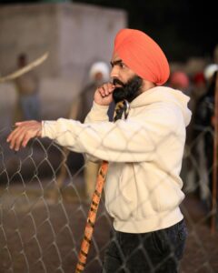 Ammy Virk Instagram - Thank you guyz for your immense love for LAYERS ❤️… next kehre gaane da video kariye?