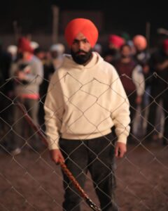 Ammy Virk Instagram - Thank you guyz for your immense love for LAYERS ❤️… next kehre gaane da video kariye?