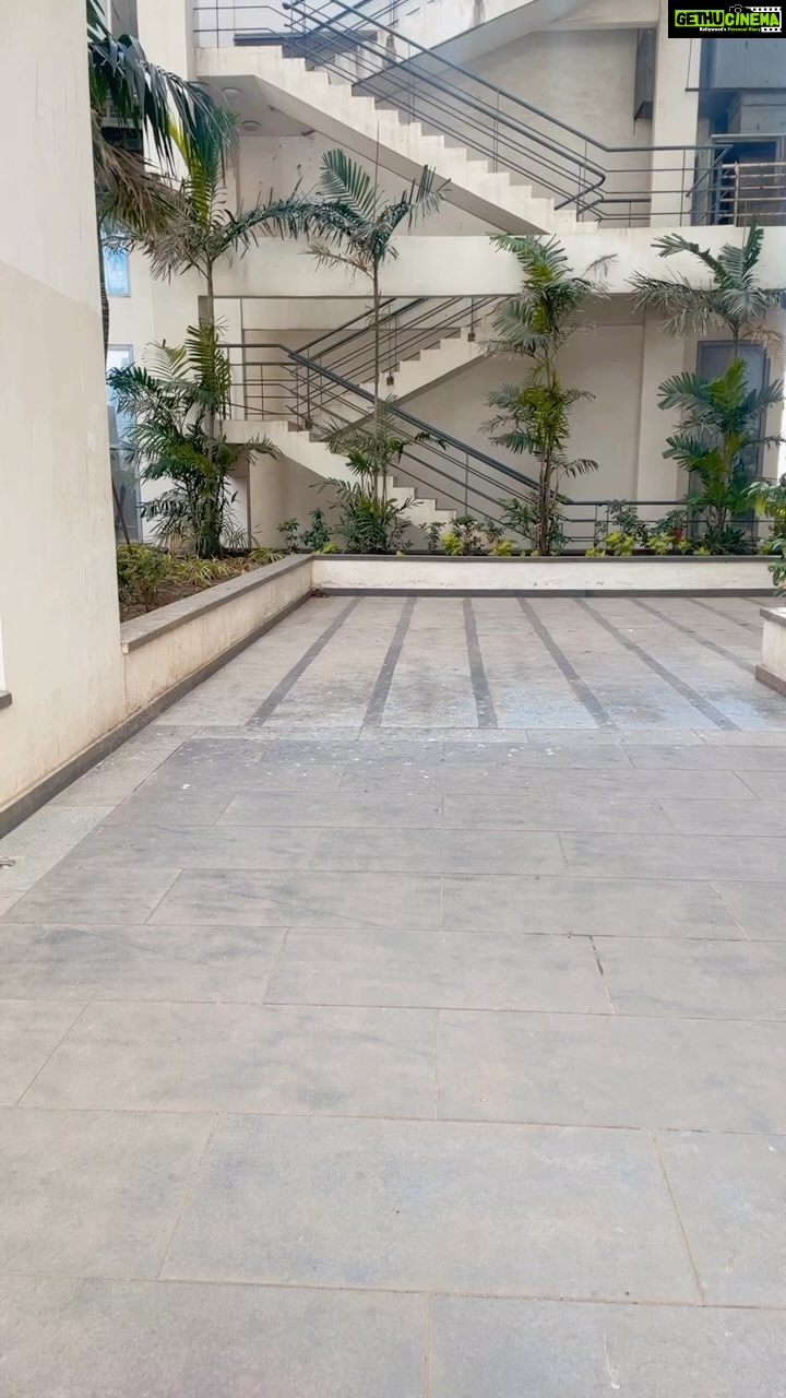 Amrapali Gupta Instagram - Is aadmi ka mai kya karu samajh nahi aa raha … Socha tha romantic reel banaungi lekin isne bana diya comedy 😡#garden #reels #buliding #pooltime #home #whitedress #funnyvideos