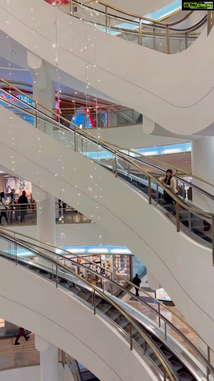 Amrapali Gupta Instagram - Westfield SFO… @amrapalliyashsinha #love #peace #faith #music #bollywood #indianmusic #ghazal #soulful