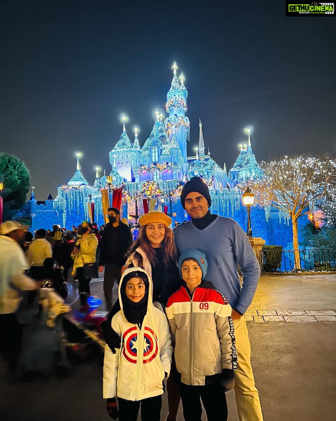 Amrapali Gupta Instagram - Happy New Year… May 2023 be a great year for all mankind !!! Love & Peace to all… #disneyland #anahiem #losangeles #california #usa🇺🇸 #waltdisney #family #magiccastle #love #peace #faith