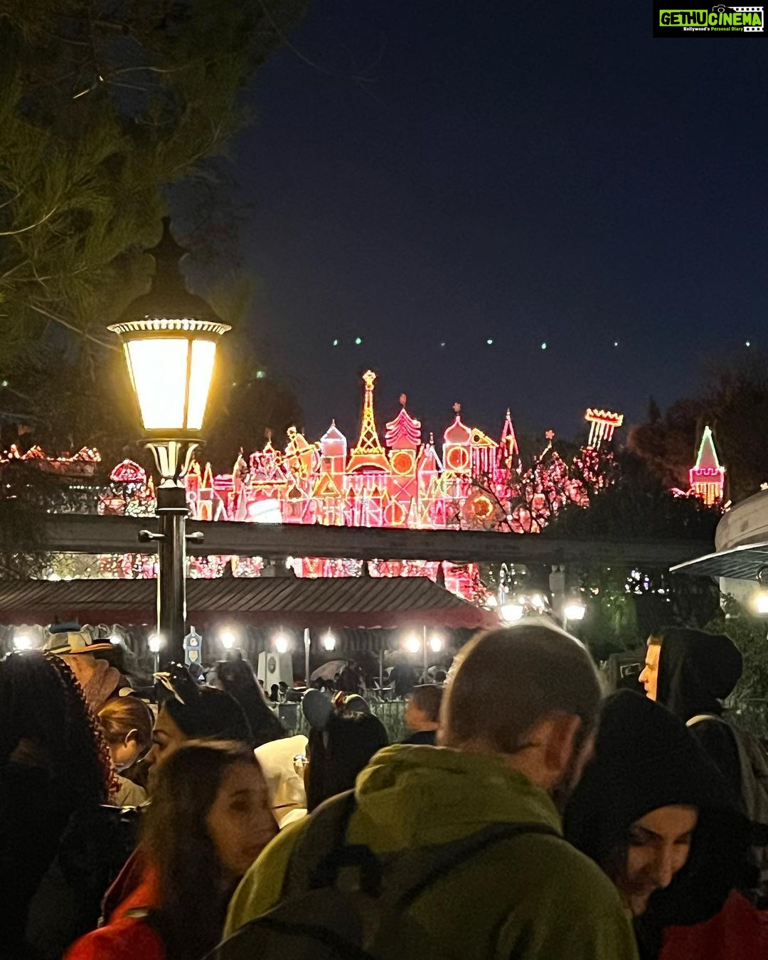 Amrapali Gupta Instagram - Happy New Year… May 2023 be a great year for all mankind !!! Love & Peace to all… #disneyland #anahiem #losangeles #california #usa🇺🇸 #waltdisney #family #magiccastle #love #peace #faith