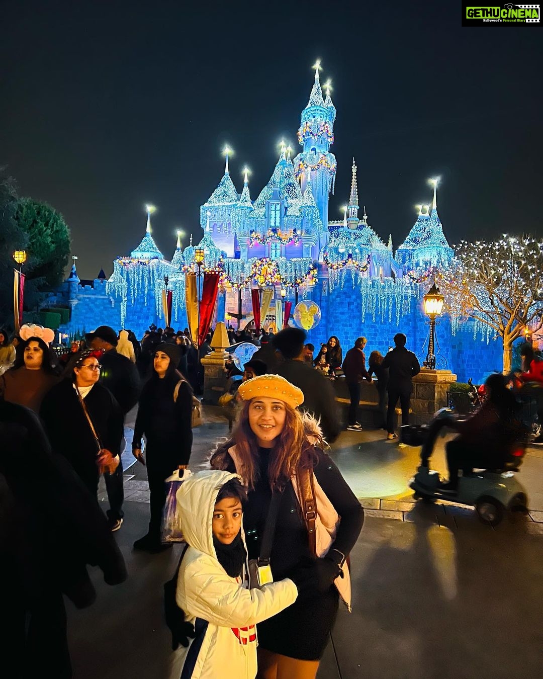 Amrapali Gupta Instagram - Happy New Year… May 2023 be a great year for all mankind !!! Love & Peace to all… #disneyland #anahiem #losangeles #california #usa🇺🇸 #waltdisney #family #magiccastle #love #peace #faith