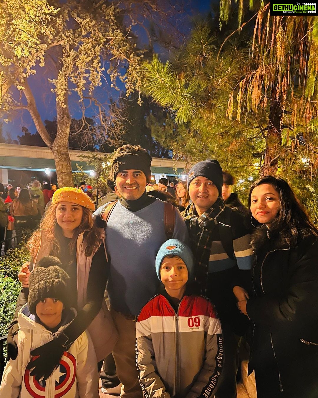 Amrapali Gupta Instagram - Happy New Year… May 2023 be a great year for all mankind !!! Love & Peace to all… #disneyland #anahiem #losangeles #california #usa🇺🇸 #waltdisney #family #magiccastle #love #peace #faith