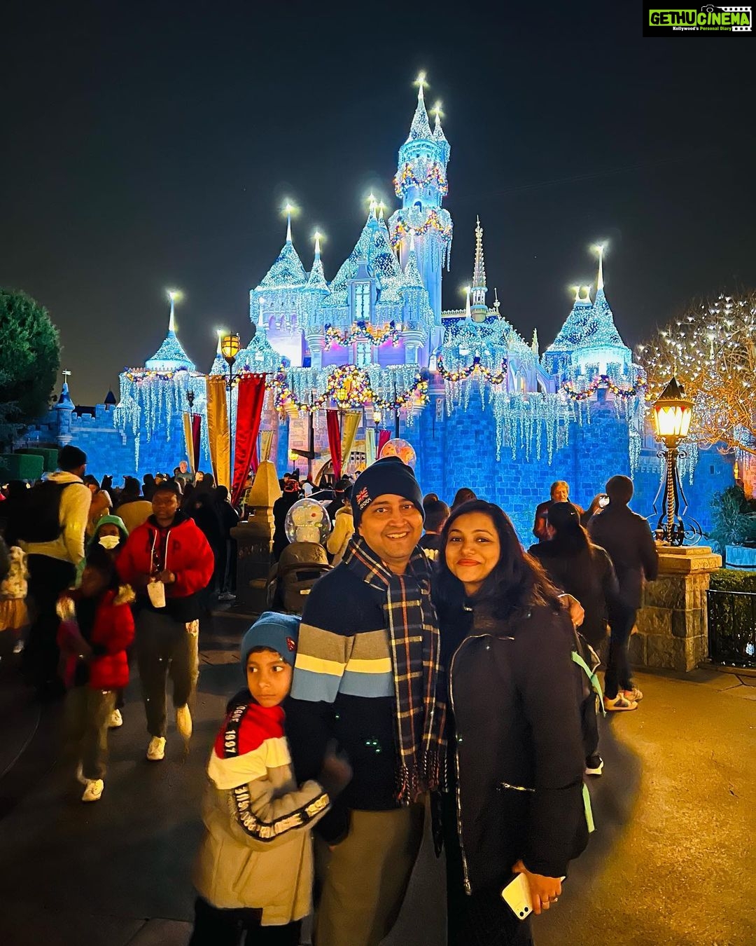 Amrapali Gupta Instagram - Happy New Year… May 2023 be a great year for all mankind !!! Love & Peace to all… #disneyland #anahiem #losangeles #california #usa🇺🇸 #waltdisney #family #magiccastle #love #peace #faith