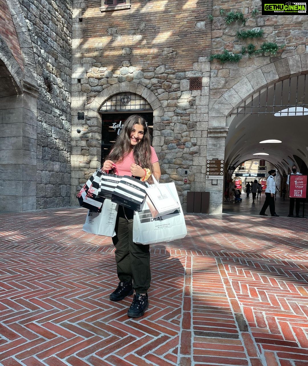 Ananya Agarwal Instagram - because it’s shop o’clock somewhere ✨ The Outlet Village, Dubai Parks & Resorts