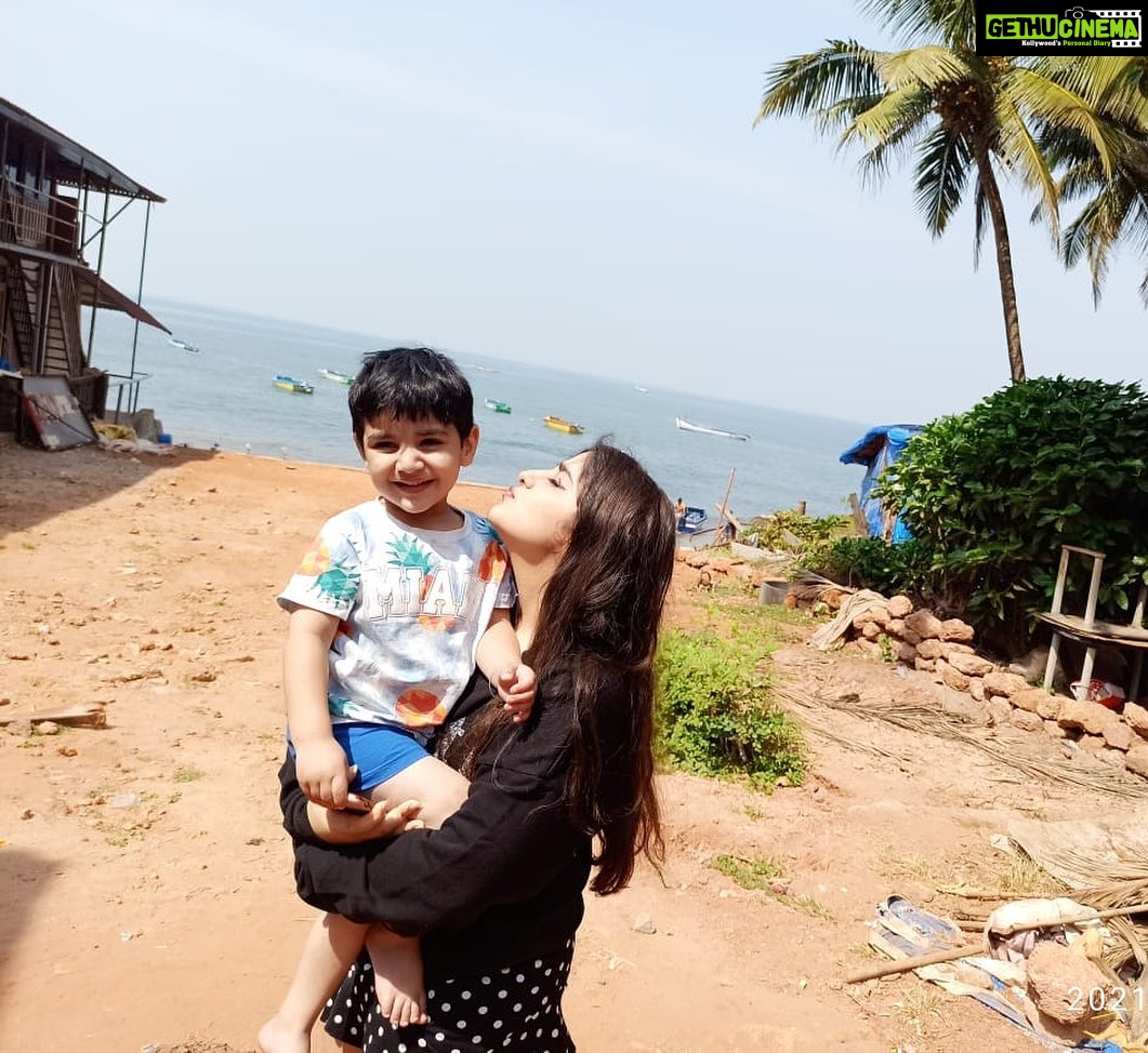 Ananya Agarwal Instagram - happy sibling day to this lil munchkin🌸🌸🌸