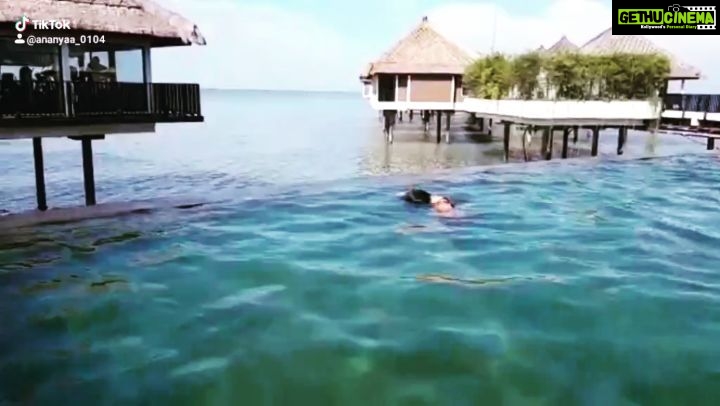 Ananya Agarwal Instagram - Yeh un dino ki baat hai...when we could go on holidays. Guess the place #vacation #holiday #throwbackthursday #throwback
