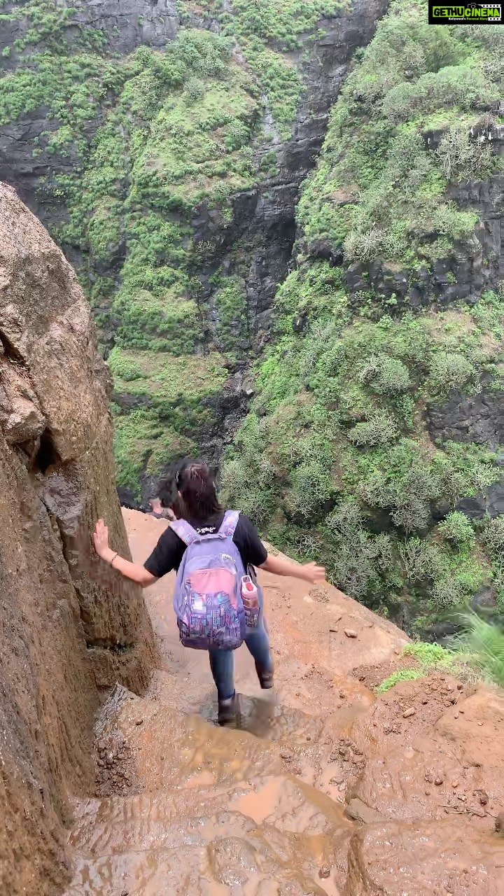Ananya Agarwal Instagram - Kalavantin durg is located in Panvel and the summit is around 2300 ft . This is one of the best treks near Mumbai and a must do for every enthusiast!! Kalavantin Durg-Prabalgadh Trek