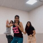 Ananya Agarwal Instagram - Everybody does it and you can do it too ✨ And obviously @bats.180 had to come in the middle 😂 . . . . . . #tooh #7trendsinonesong #dancereels #explorepage #fyp #reelitfeelit #trending #explore #reeltrending #trendingsongs #trendingreels