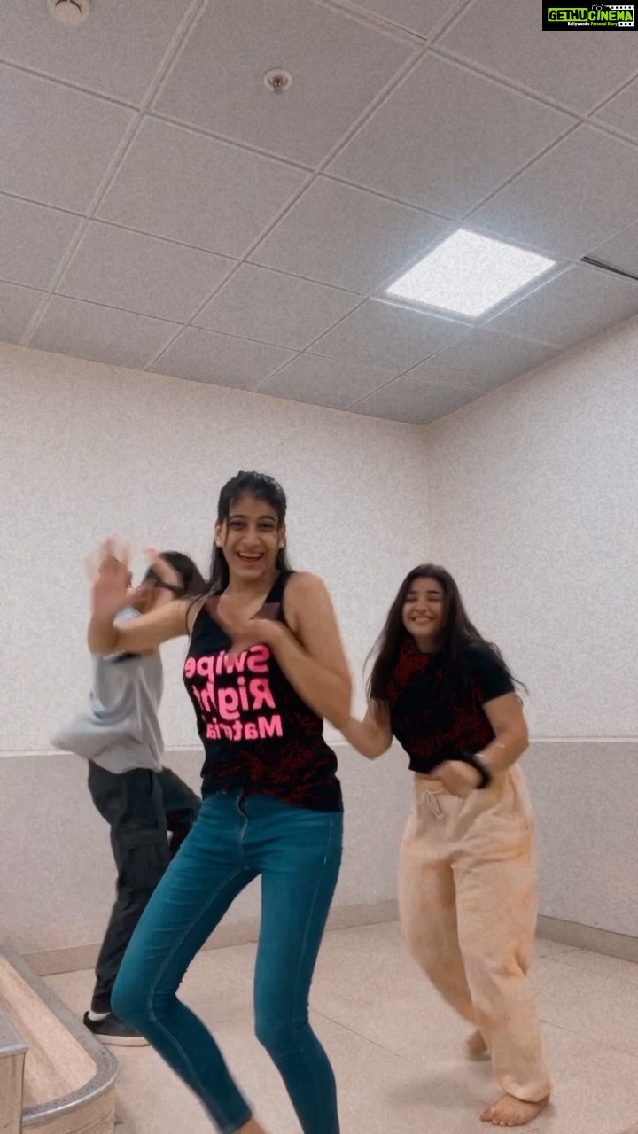 Ananya Agarwal Instagram - Everybody does it and you can do it too β¨ And obviously @bats.180 had to come in the middle π . . . . . . #tooh #7trendsinonesong #dancereels #explorepage #fyp #reelitfeelit #trending #explore #reeltrending #trendingsongs #trendingreels
