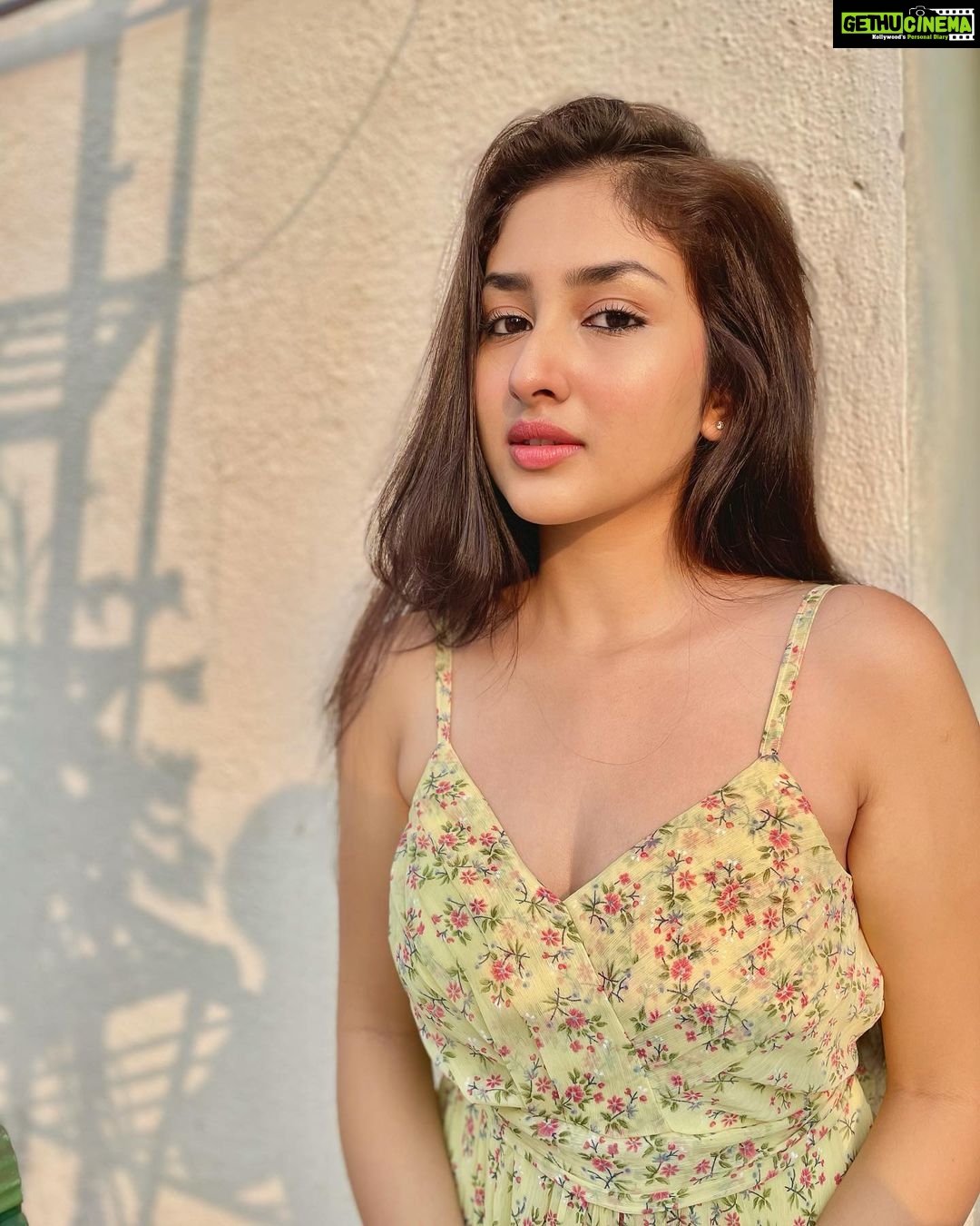 Anchal Sahu Instagram - Naina tere kajrare, naino pe hum dil haare hai🌻✨