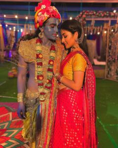 Anchal Sahu Instagram - हे कान्हा,
मै तेरी बाहों के गिरफ़्त में महफूज हूँ |🌹

Excited for today’s episode?
You know the drill…😉

#barristerbabu ❤️