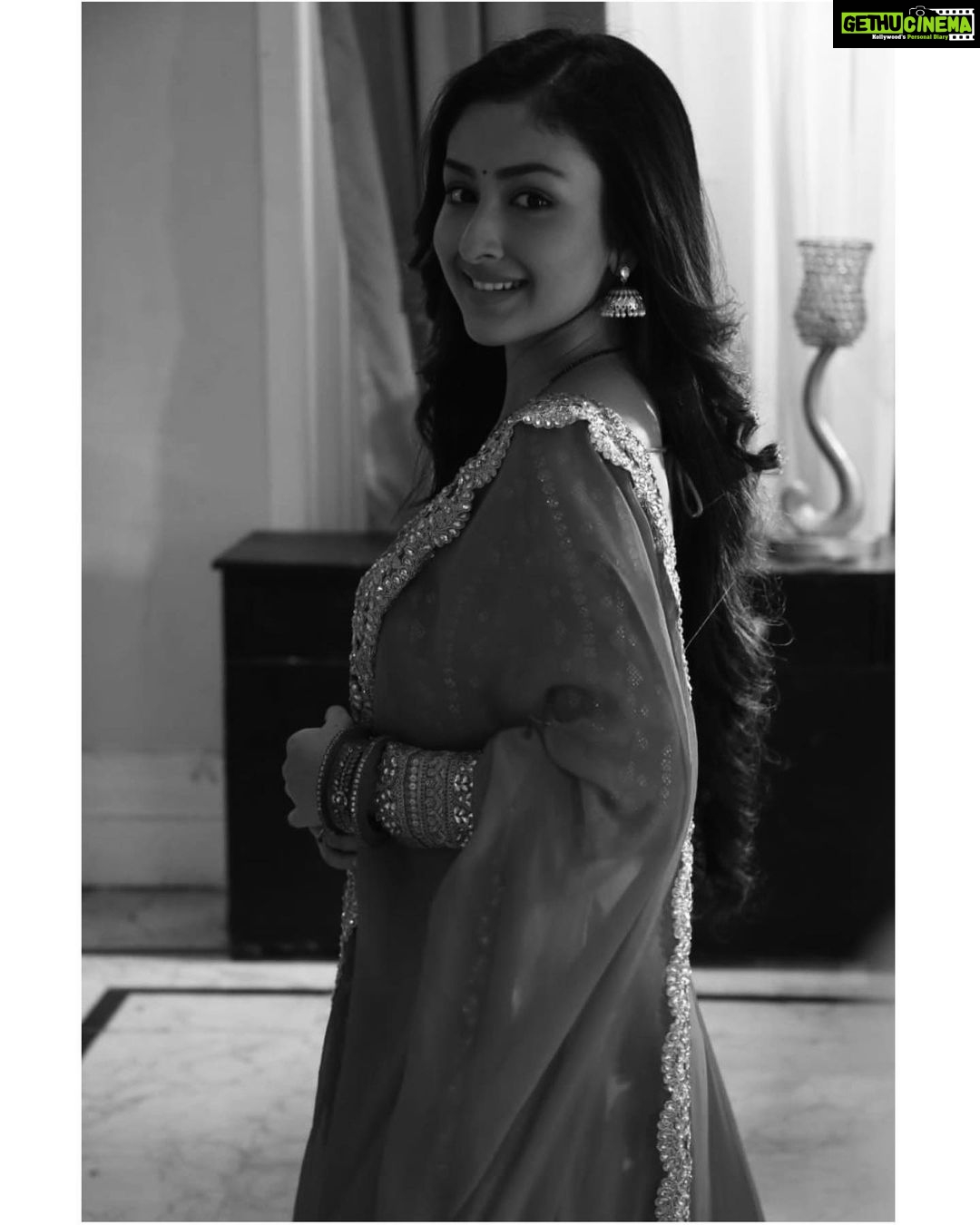 Anchal Sahu Instagram - Yeh badal ki chaadar Yeh taaro ke anchal Mein chup jaye hum, pal do pal….!❤️ . . Keep watching #parineetii 7:30pm only on @colorstv #parineet #parineetii #anchalsahu