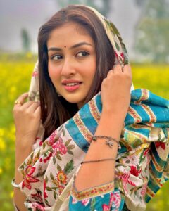 Anchal Sahu Instagram - Tainu takkeyaan bina nai dil rajjda mohalle vichon kooch naa karin!!🤍 Wearing @jaipuriadaah