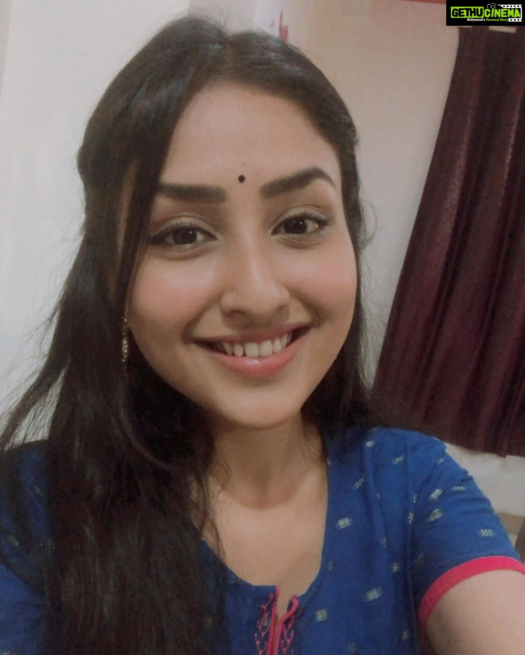 Anchal Sahu Instagram - उँगलियों से कल की रेत बहने दे, आज और अभी मे खुद को रेहने दे ✨