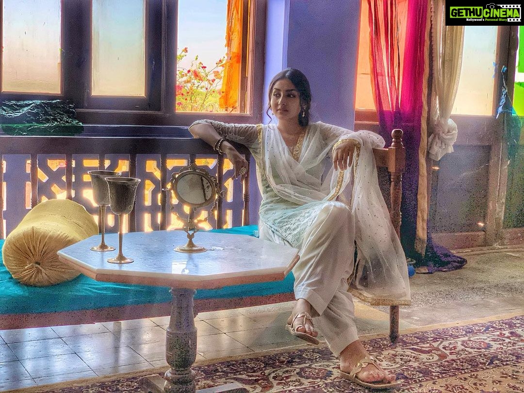 Anchal Sahu Instagram - ‘’Jab kisi aur ki barbaadi apni jeet jaisi lage....🌸 Toh humse zyada barbaad aur koi nahi iss duniya mein’’✨🤍 . . PC: @i_shagunofficial ❤️