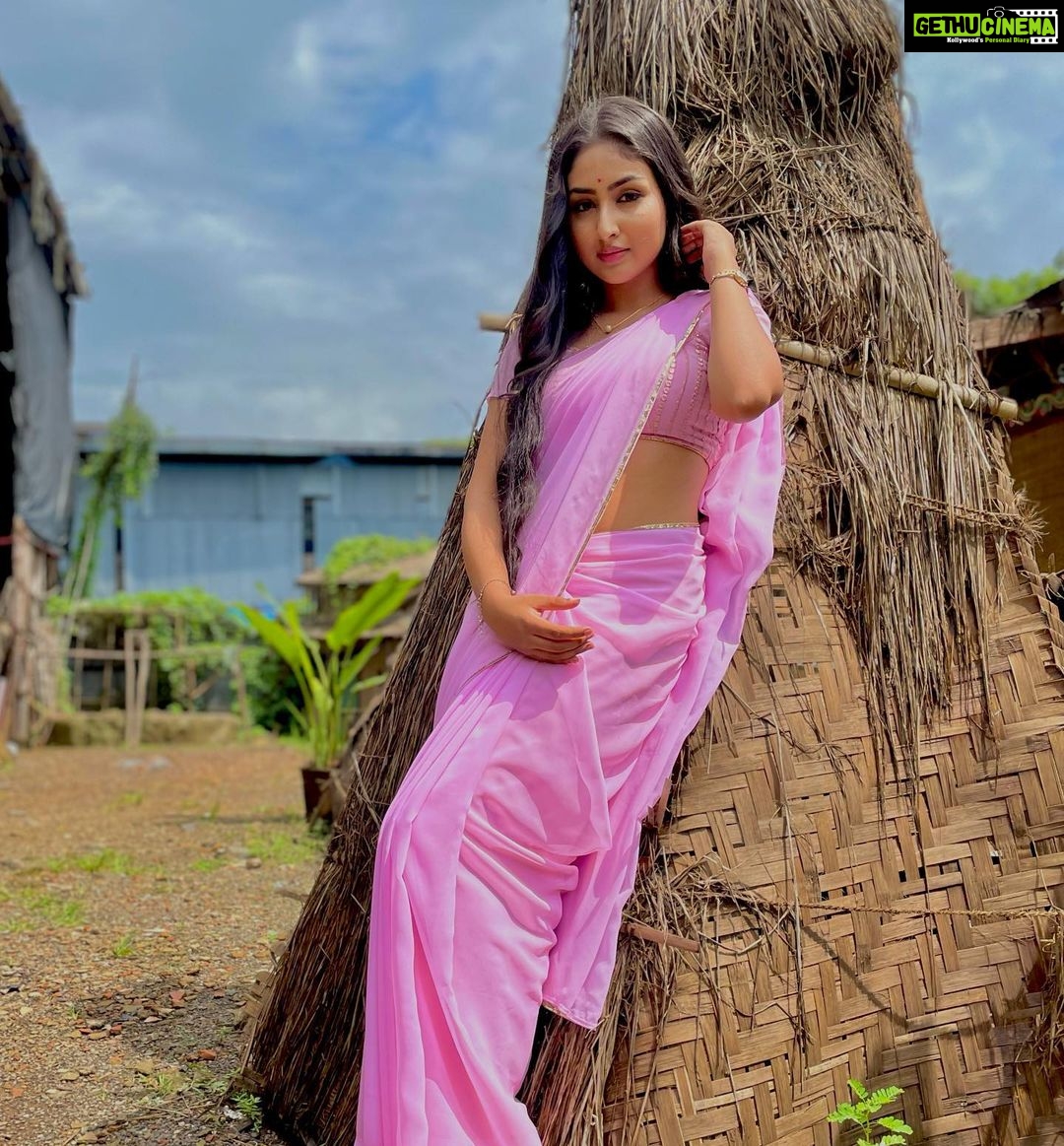 Anchal Sahu Instagram - Baramde Purani hai nayi si dhoop hai, joh Palke khat khata raha hai kiska roop hai💕 . . Keep watching Barrister babu every mon-fri 8:30pm only on @colorstv #barristerbabu 🤍