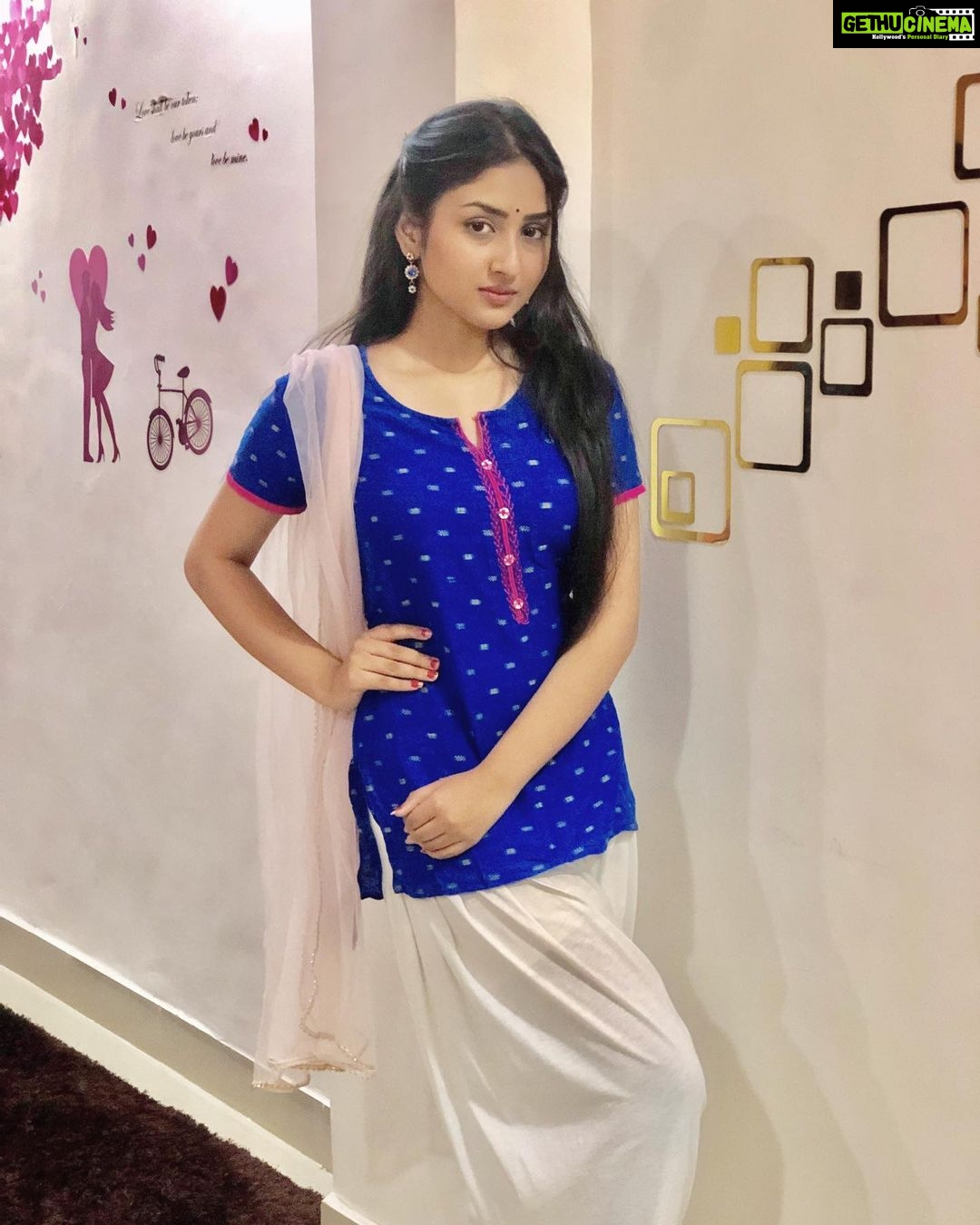 Anchal Sahu Instagram - उँगलियों से कल की रेत बहने दे, आज और अभी मे खुद को रेहने दे ✨