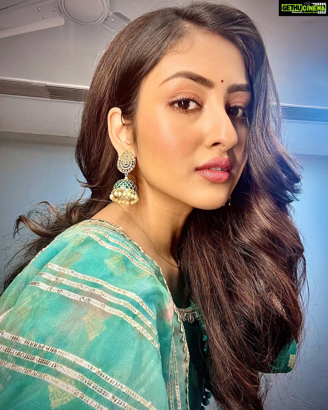 Anchal Sahu Instagram - Aise khwabon se bahar nikalna zaruri hai kya…?🌙✨