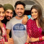 Anchal Sahu Instagram - I hate goodbyes!! Couldn’t hold it more, I’ll miss being directed by you and your presence on the sets✨ The vibe won’t be the same anymore Bas shukriya ,itna kuch sikhaane keliye!😇💕 Thankyouu for all those teachings and blessings will cherish it for life✨ @muzzudesai sir!! @shubham7273 tumhe toh pata hi hoga humein “katori” mein “Parle-G” biscuit khaana pasand hai😂❤️ @sohailk98 will miss you soo much🤍🤍 You’ll always be the OG’s😁 All the very best for the new showw!!🤗 #parineetii SJ Studios
