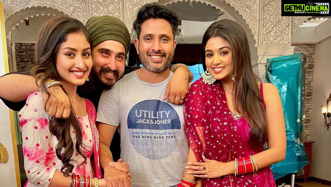 Anchal Sahu Instagram - I hate goodbyes!! Couldn’t hold it more, I’ll miss being directed by you and your presence on the sets✨ The vibe won’t be the same anymore Bas shukriya ,itna kuch sikhaane keliye!😇💕 Thankyouu for all those teachings and blessings will cherish it for life✨ @muzzudesai sir!! @shubham7273 tumhe toh pata hi hoga humein “katori” mein “Parle-G” biscuit khaana pasand hai😂❤️ @sohailk98 will miss you soo much🤍🤍 You’ll always be the OG’s😁 All the very best for the new showw!!🤗 #parineetii SJ Studios
