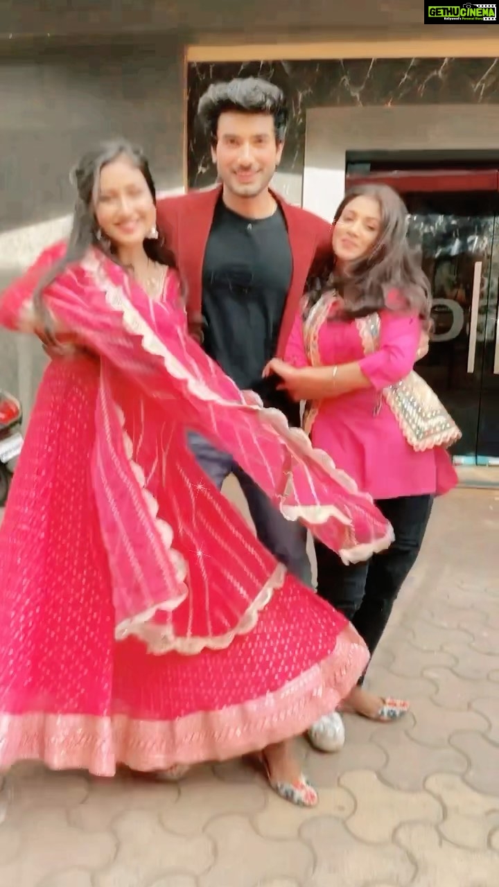 Anchal Sahu Instagram - We girls don’t believe in sharing a man, so we eliminated him… huh 💁🏻♀️😉 P.S Wait for my Mukka in the end 😄🦾 #parineetii #setfun #reelitfeelit You’ve gotta groove and move to this absolute cracker - #ThePunjaabbanSong! All the Best team #JugJuggJeeyo @karanjohar @apoorva1972 @anilskapoor @varundvn @neetu54 @kiaraaliaadvani @manieshpaul @dharmamovies @anchalsahuofficial @ankurvermaofficial @ektarkapoor SJ Studios