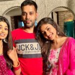 Anchal Sahu Instagram - I hate goodbyes!! Couldn’t hold it more, I’ll miss being directed by you and your presence on the sets✨ The vibe won’t be the same anymore Bas shukriya ,itna kuch sikhaane keliye!😇💕 Thankyouu for all those teachings and blessings will cherish it for life✨ @muzzudesai sir!! @shubham7273 tumhe toh pata hi hoga humein “katori” mein “Parle-G” biscuit khaana pasand hai😂❤️ @sohailk98 will miss you soo much🤍🤍 You’ll always be the OG’s😁 All the very best for the new showw!!🤗 #parineetii SJ Studios