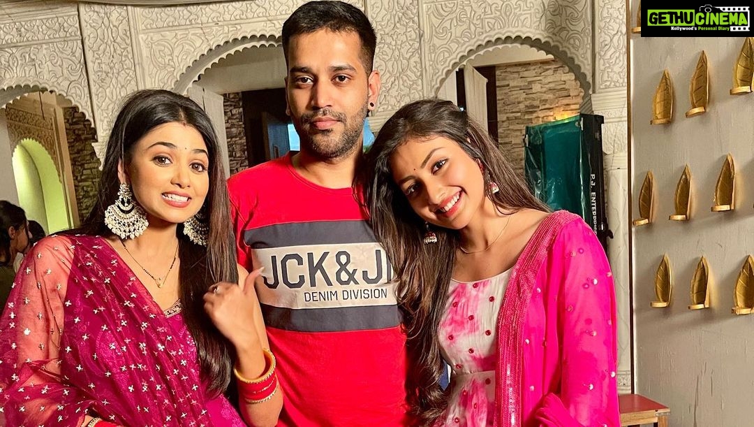 Anchal Sahu Instagram - I hate goodbyes!! Couldn’t hold it more, I’ll miss being directed by you and your presence on the sets✨ The vibe won’t be the same anymore Bas shukriya ,itna kuch sikhaane keliye!😇💕 Thankyouu for all those teachings and blessings will cherish it for life✨ @muzzudesai sir!! @shubham7273 tumhe toh pata hi hoga humein “katori” mein “Parle-G” biscuit khaana pasand hai😂❤️ @sohailk98 will miss you soo much🤍🤍 You’ll always be the OG’s😁 All the very best for the new showw!!🤗 #parineetii SJ Studios