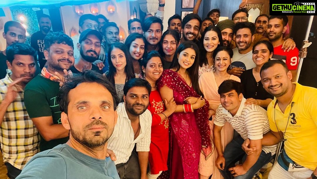 Anchal Sahu Instagram - I hate goodbyes!! Couldn’t hold it more, I’ll miss being directed by you and your presence on the sets✨ The vibe won’t be the same anymore Bas shukriya ,itna kuch sikhaane keliye!😇💕 Thankyouu for all those teachings and blessings will cherish it for life✨ @muzzudesai sir!! @shubham7273 tumhe toh pata hi hoga humein “katori” mein “Parle-G” biscuit khaana pasand hai😂❤️ @sohailk98 will miss you soo much🤍🤍 You’ll always be the OG’s😁 All the very best for the new showw!!🤗 #parineetii SJ Studios