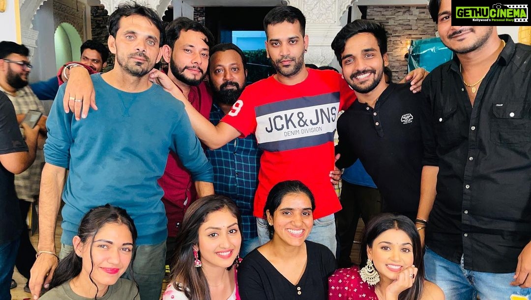 Anchal Sahu Instagram - I hate goodbyes!! Couldn’t hold it more, I’ll miss being directed by you and your presence on the sets✨ The vibe won’t be the same anymore Bas shukriya ,itna kuch sikhaane keliye!😇💕 Thankyouu for all those teachings and blessings will cherish it for life✨ @muzzudesai sir!! @shubham7273 tumhe toh pata hi hoga humein “katori” mein “Parle-G” biscuit khaana pasand hai😂❤️ @sohailk98 will miss you soo much🤍🤍 You’ll always be the OG’s😁 All the very best for the new showw!!🤗 #parineetii SJ Studios