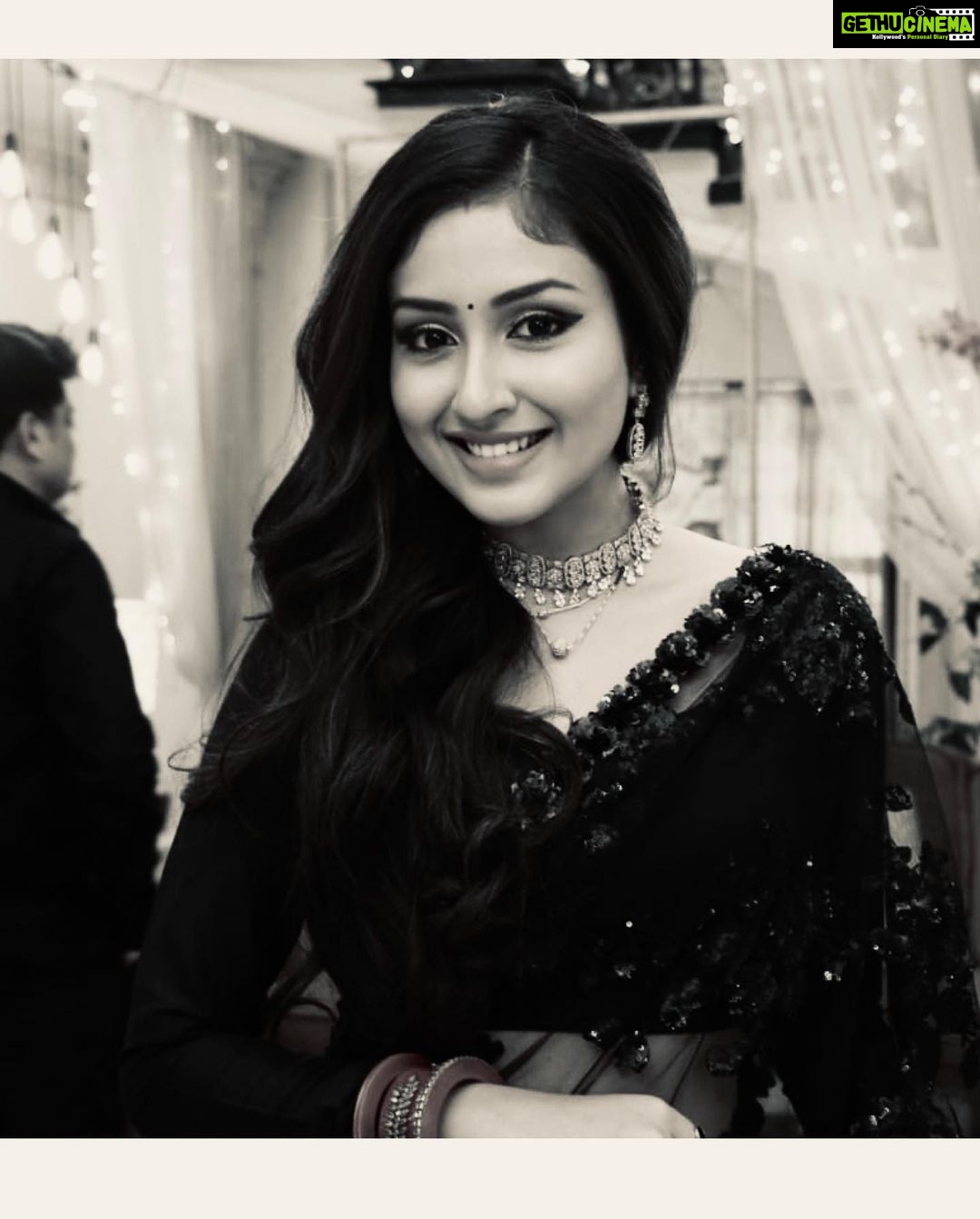 Anchal Sahu Instagram - Chalte chalte yunhi koi mil gaya tha , Sare raah chalte chalte!🌻✨