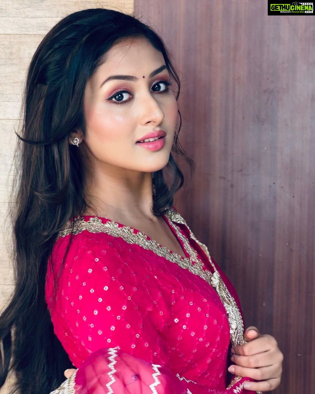 Anchal Sahu Instagram - किसी की मुस्कुराहटों पे हो निसार!💕