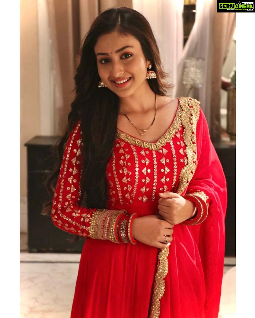Anchal Sahu Instagram - Yeh badal ki chaadar Yeh taaro ke anchal Mein chup jaye hum, pal do pal….!❤️ . . Keep watching #parineetii 7:30pm only on @colorstv #parineet #parineetii #anchalsahu