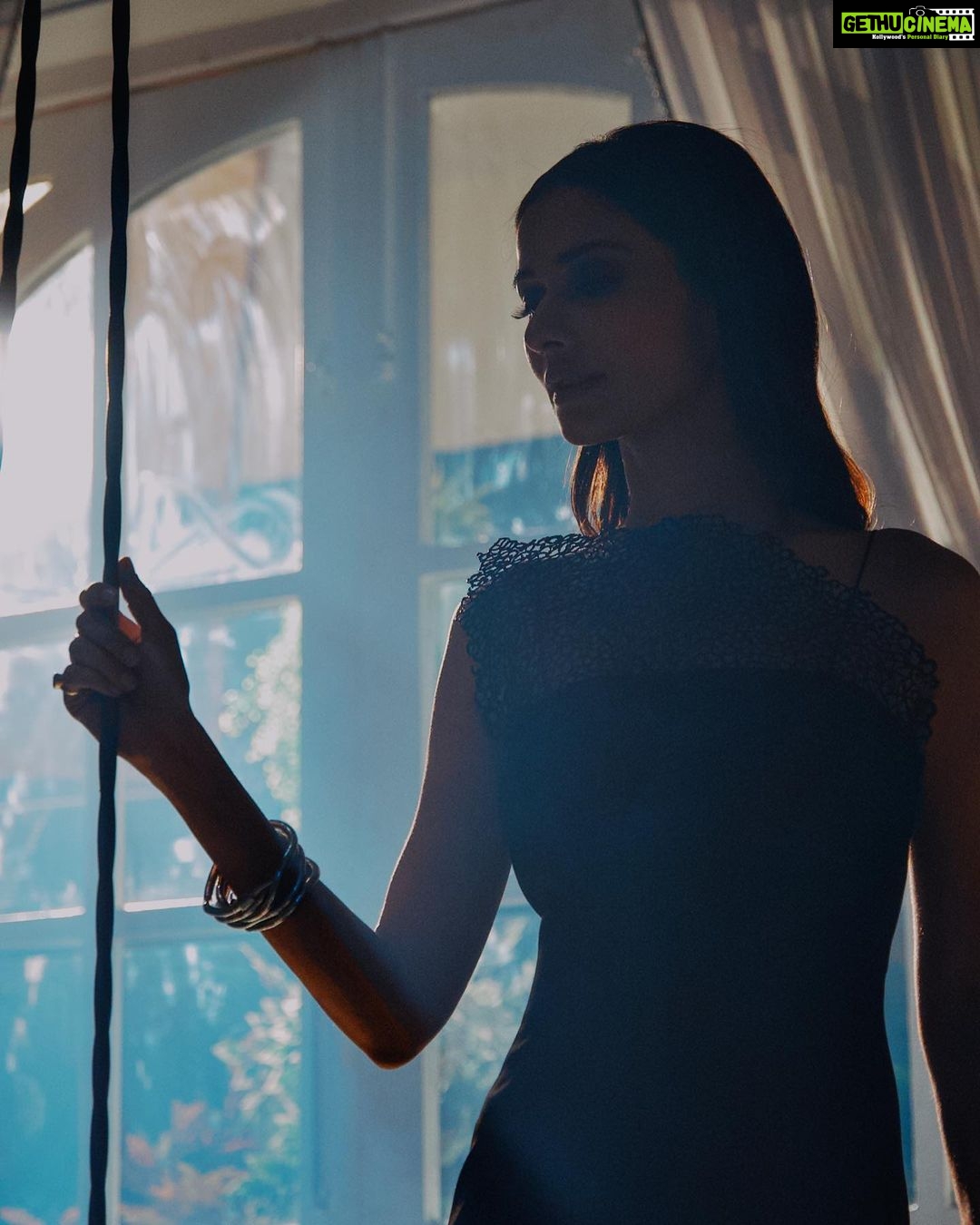 Aneri Vajani Instagram - The eye is always caught by light, but shadows have more to say 💫 Outfit:- @filiperlatiofficial Shoes:- @catwalkshoes Styled by:- @priyavajani Assisted:- @tanvi_sagwekar Mua:- @malcolm_m_fernandes & Team . #anerivajani #filiperlatioffical #zeemusiccompany company #musicvideo #Gham #priyavajani #catwalkshoes #blackdress #vajanianeri ##makeup #hairstyles