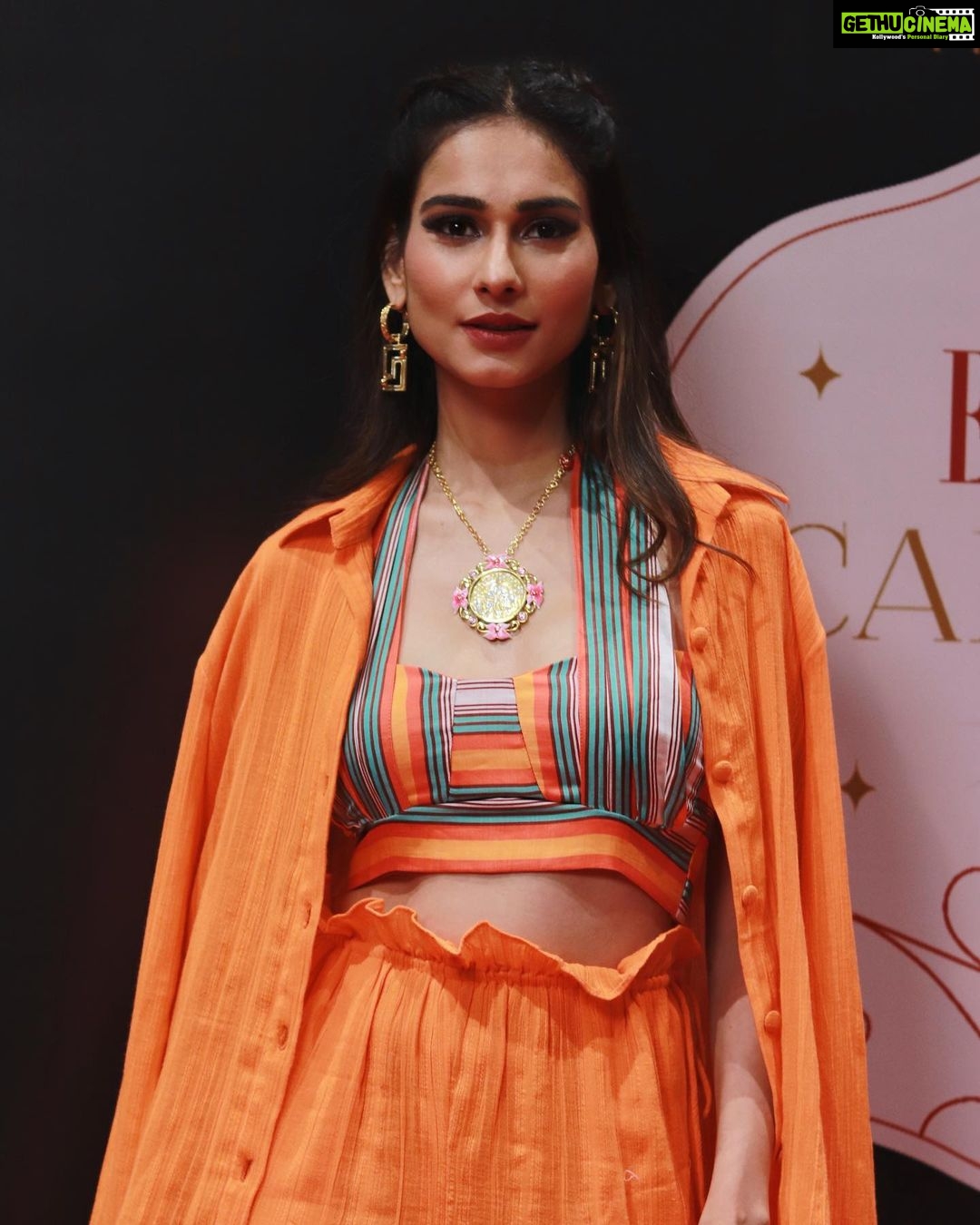 Aneri Vajani Instagram - About last night at @elleindia & @victoriassecretindia š« Outfit :- @varnikasangoi Jewllery:- @suki.jewellery Styled by :- @priyavajani HMU:- @urzaan_mua & @muah_zainabshaikh #elleindia #victoriassecret #anerivajani #vajanianeri #varnikasangoi #pantsuit #orangesuit #bralate #ellemagazine #priyavajani #sukijewelry