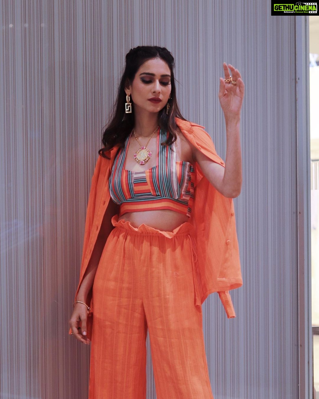 Aneri Vajani Instagram - About last night at @elleindia & @victoriassecretindia š« Outfit :- @varnikasangoi Jewllery:- @suki.jewellery Styled by :- @priyavajani HMU:- @urzaan_mua & @muah_zainabshaikh #elleindia #victoriassecret #anerivajani #vajanianeri #varnikasangoi #pantsuit #orangesuit #bralate #ellemagazine #priyavajani #sukijewelry