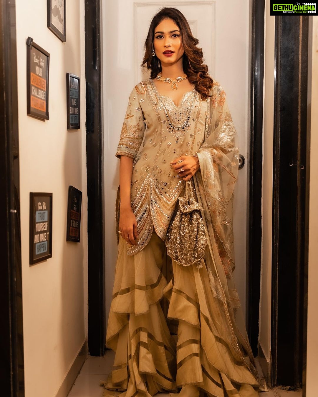 Aneri Vajani Instagram - #shaadibymarriott 💫 Outfit :- @sulakshanamonga Jewllery:- @sonisapphire Styled by :- @priyavajani Hmu :- @makeupandhairby.deepti @glam_byroop @urzaan_mua Potli : @happythreads_09 #anerivajani #shaadibymarriottbonvoy #indianwedding #sangeet #vajanianeri #sulakshanamonga #marriothotel #shararasuit #mumbai